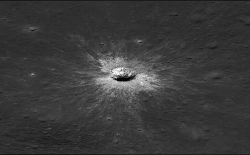 NASA'nın Uydusu Ay'da Kolezyum'dan Büyük Devasa Krater Tespit Etti