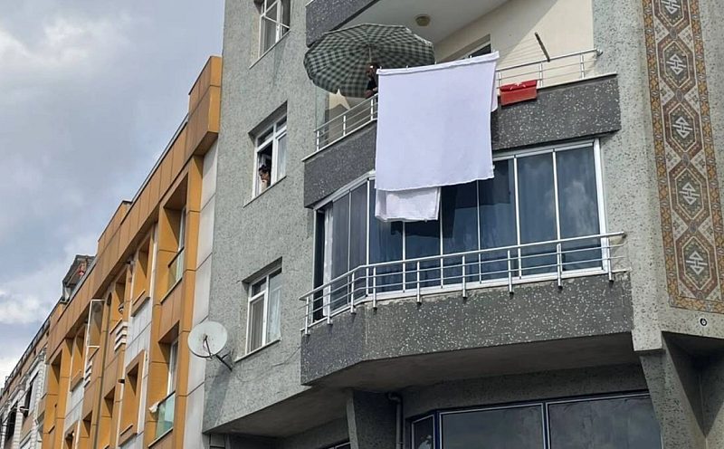 Zeytinburnu'nda Balkondan Düşen Kadın Hayatını Kaybetti