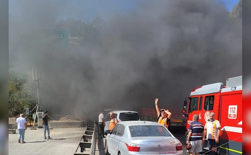 Bayraklı Tünelleri'nde Korkutan Tır Yangını: İtfaiye Ekipleri Alevleri 20 Dakikada Söndürdü