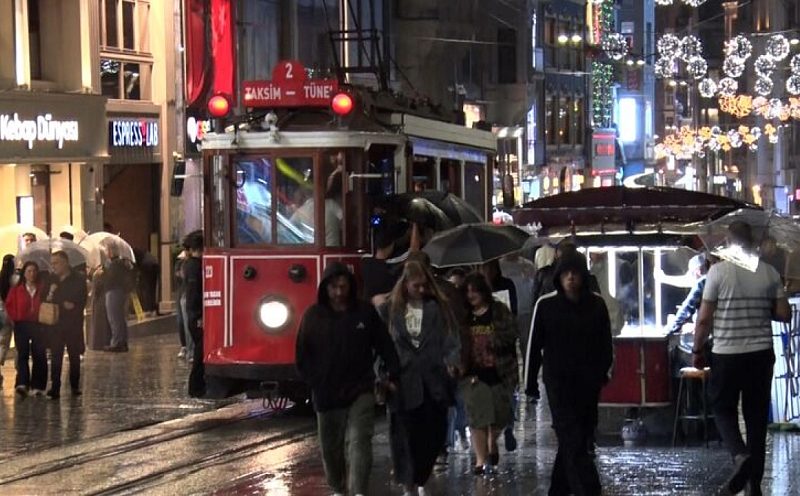 İstanbul'da Şiddetli Sağanak Yağış Hayatı Felç Etti: Sultangazi'de Su Baskınları Yaşandı