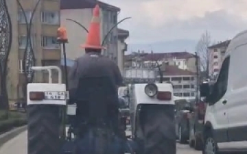 Bolu'da Şaşırtan Görüntü: Traktör Sürücüsü Başına Trafik Dubası Takarak İlerledi