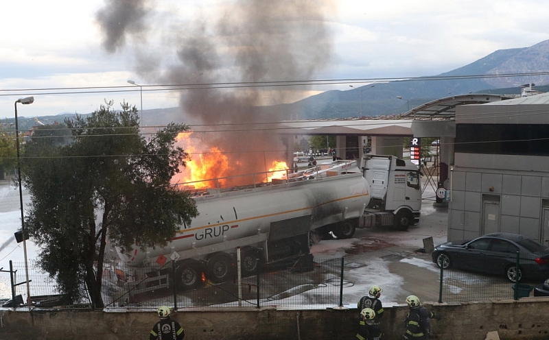 Denizli'de Akaryakıt İstasyonunda Panik: Düşen Vana Yangına Sebep Oldu