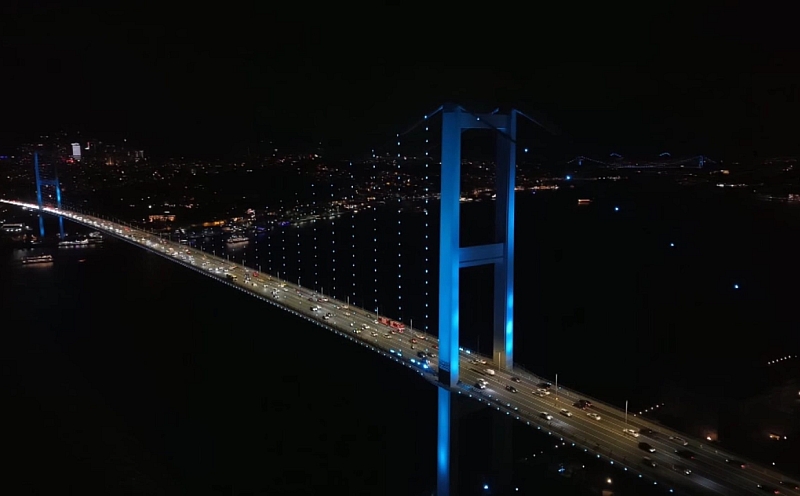 İstanbul Boğazı Köprüleri 3 Ekim Türk Dünyası Günü'nde Turkuaza Büründü