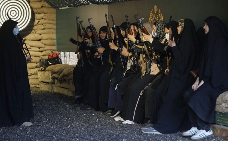 İran'ın Başkentinde Sivillere Askeri Eğitim Veriliyor