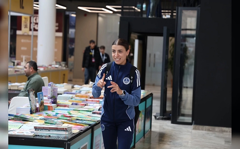 Kocaeli Kitap Fuarı'nda Söyleşiler İşaret Diliyle Aktarılıyor