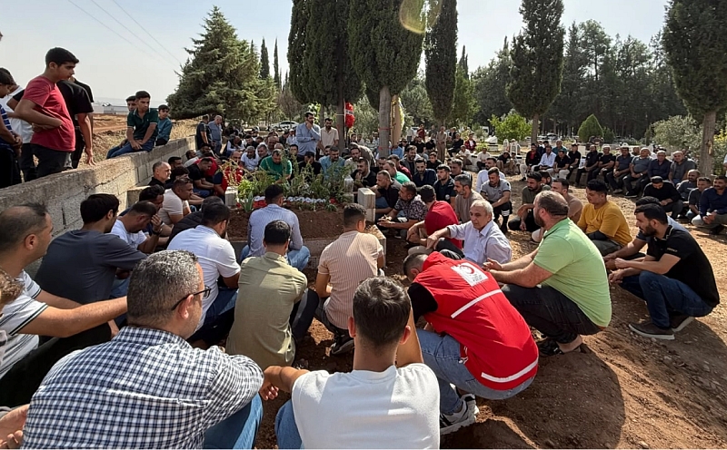 Girne açıklarında batan feribotta ölen Saliha Miray kardeşinin yanına defnedildi