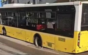 Maltepe'de asfalt çöken çukura düşen İETT otobüsü çıkarıldı