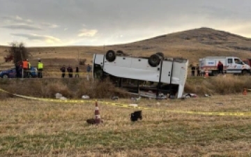 Afyonkarahisar'da işçi midibüsü devrildi: 28 kişi yaralandı