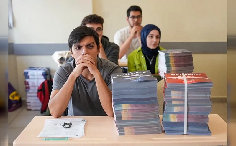 Maltepe Belediyesi LGS ve YKS’ye Hazırlanan Öğrencilere 381 Kaynak Kitap Dağıttı