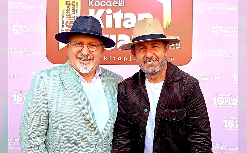 Gazeteci Serhan Asker’e Kocaeli Kitap Fuarı’nda anlamlı şapka hediyesi