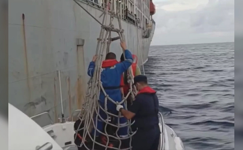 Antalya Kaş'ta Ticari Gemideki Yaralı Mürettebat Tahliye Edildi
