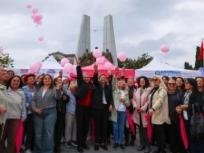 Bakırköy'de meme kanserine karşı pembe şemsiyeli yürüyüş yapıldı
