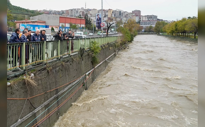 Vali Davut Gül Kağıthane'deki sağanak çalışmalarını inceledi