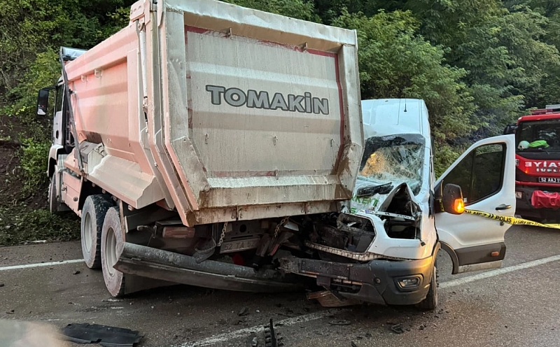 Fatsa'da minibüs ile kamyon çarpıştı: 1 kişi öldü, 23 kişi yaralandı