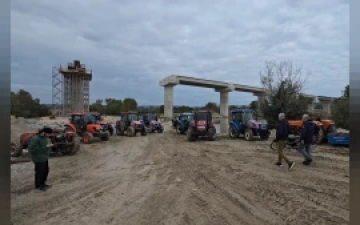 Mudanya'da Nilüfer Çayı Taştı Çiftçiler Yolu Kapattı