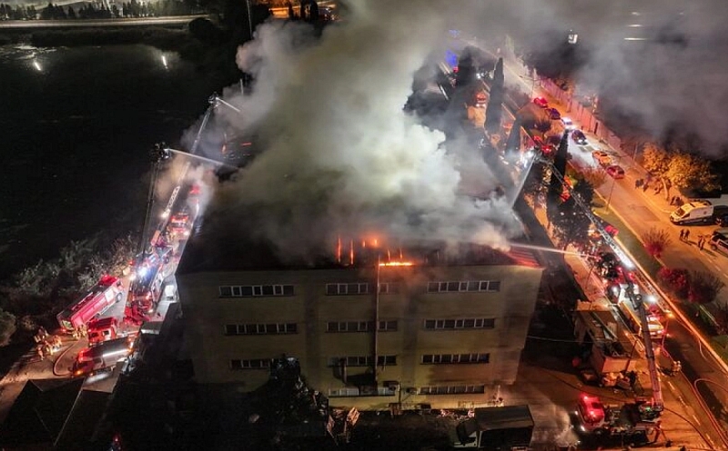 Tuzla'da Ayakkabı Fabrikasında Yangın: İtfaiyenin Müdahalesi Sürüyor
