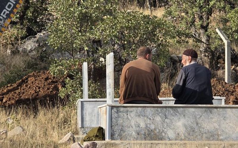 Adıyaman'da 85 yaşındaki çiftçi kış öncesi kendi mezarını kazdırdı