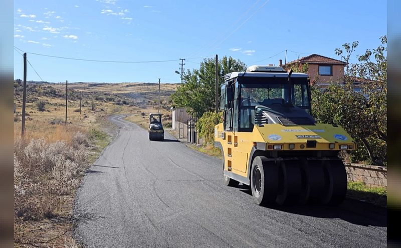 Kayseri Talas'ta iki mahalleye 2 bin metrelik sıcak asfalt serildi