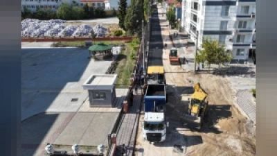 MANİSA'DA ALTYAPI ÇALIŞMASI TAMAMLANAN SOKAK SICAK ASFASTA KAVUŞTU