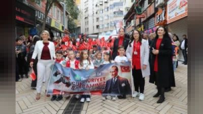 İzmit'te miniklerden 29 Ekim korteji ve Cumhuriyet Korosu