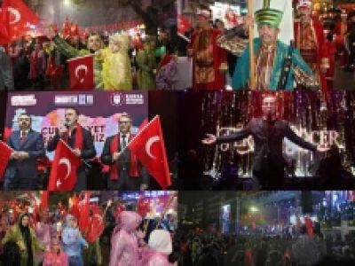 Bursa'da Yağmura Rağmen Coşkulu Cumhuriyet Yürüyüşü ve Konser