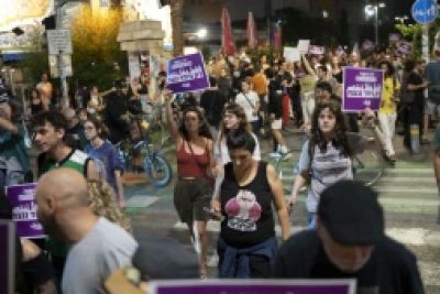 Tel Aviv'de yüzlerce kişiden hükümet ve istifa protestosu