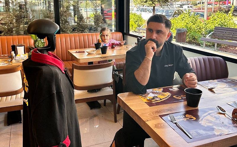 Restorana "Fiko" dopingi! Robot garson Fiko müşteri topluyor: Haftalık izni var, sürekli zam istiyor!