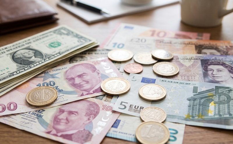 Dolar 47,95 TL’ye yükselirken Euro 56,13 TL ve Sterlin 65,43 TL’de rekor kırdı