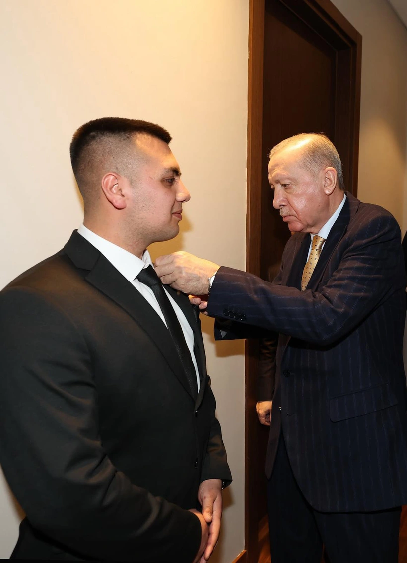 Cumhurbaşkanı Recep Tayyip Erdoğan Gençe Rozet Taktı