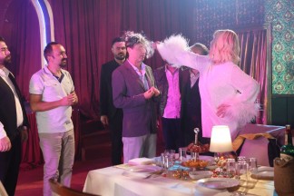 Seda Sayan, 'Ayakçı' Filminde Ulaş İnan Torun'un Kafasında Şişe Kırdı