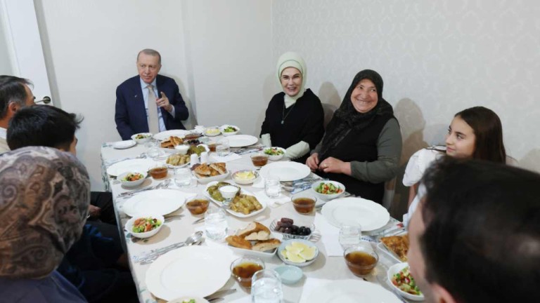 Cumhurbaşkanı Erdoğan ve Eşi, Fidan Ailesinin İftar Sofrasına Konuk Oldu