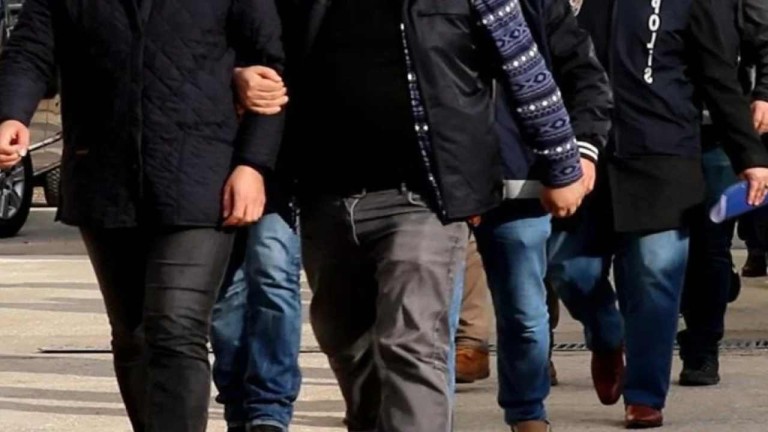 Antakya'da Göçmen Kaçakçılığı Operasyonu: 19 Göçmen Yakalandı, 8 Şüpheli Tutuklandı