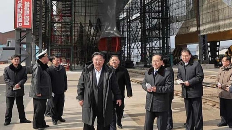 Kim Jong-un, Kuzey Kore'nin Nükleer Denizaltı Projesini Denetledi