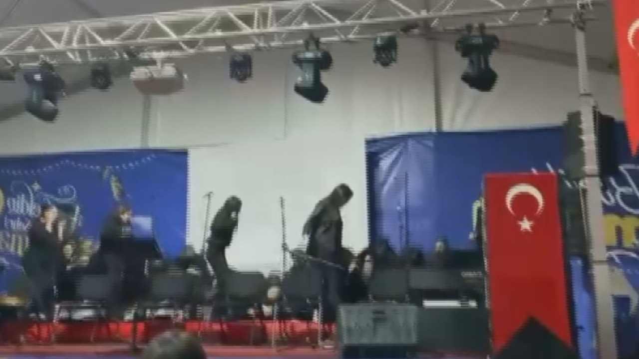 Gaziosmanpaşa'da Ramazan Etkinliğinde Sahne Çöktü
