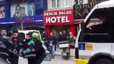 Gemlik'te Motokuryeler Arasında Bıçaklı Kavga: Yaralı Var, Şüpheli Yakalandı