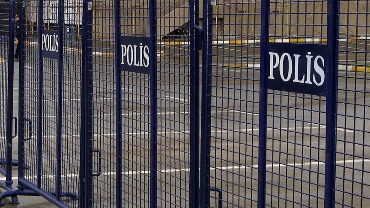 Polis Barikatı