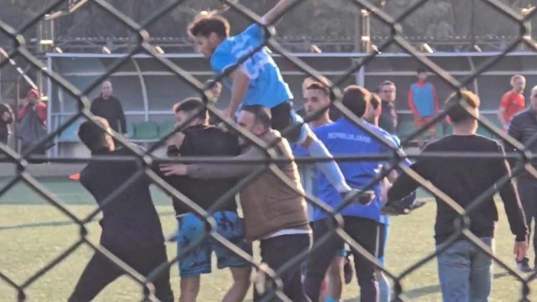 Adana'da Amatör Maçta Skandal: Futbolcular Birbirine Girdi, Olaylar Saha Dışına Taştı
