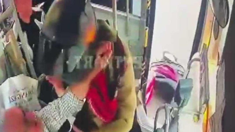Edirne'de Midibüs Şoförü ve Motokurye Arasında Bıçaklı Yol Verme Kavgası: 3 Yaralı