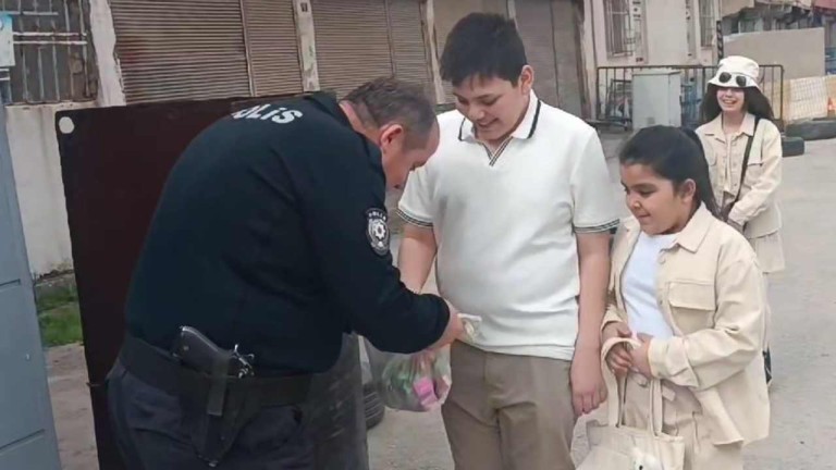 Nevruzda Pamuk Şeker Dağıtan Polis, Bayramda da Çocukları Sevindirdi