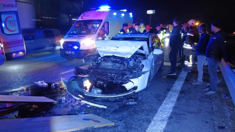 Düzce'de Anadolu Otoyolu'nda Zincirleme Kaza: 8 Kişi Yaralandı
