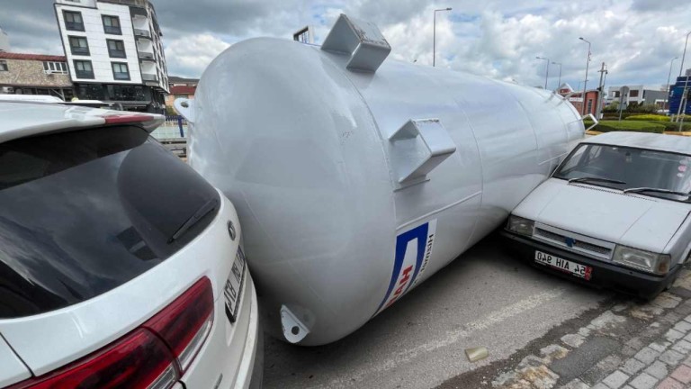 Kartepe'de TIR'dan Düşen Gaz Tankı, Park Halindeki Araçlara Çarptı