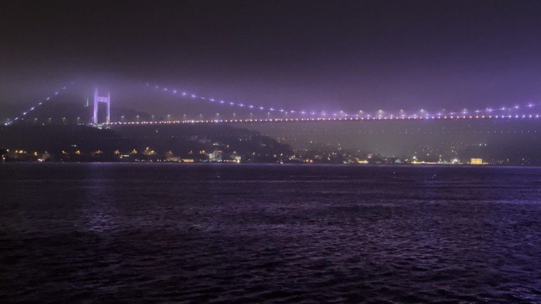 İstanbul'da Yoğun Sis: Boğaz'da Gemi Trafiği Askıya Alındı, Sürücüler Zor Anlar Yaşadı