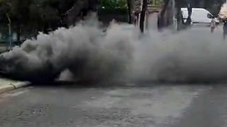 Avcılar'da Yeraltı Kabloları Alev Aldı, Cadde Dumana Büründü