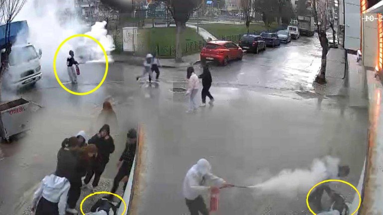 Camiden Çalınan Yangın Tüpüyle Tehlikeli Oyun: Çocuk Bayıldı, Arkadaşı Gaz Sıkmaya Devam Etti