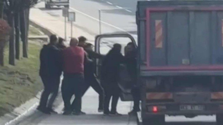Yol Verme Kavgasında Sopalar, Zincirler Konuştu: Sultangazi'de Şiddet Dolu Anlar Kamerada