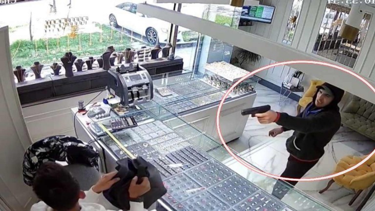 Bursa'da Silahlı Soygun Girişimi: Kuyumcu Şaka Sandı, Şüpheli Ateş Edip Kaçtı