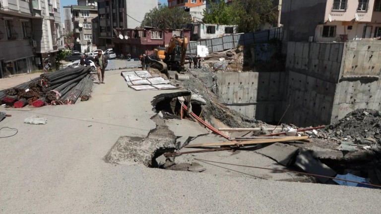 Gaziosmanpaşa'da İnşaat Temelinde Çökme: Su Borusu Patladı, Binalar Tahliye Edildi