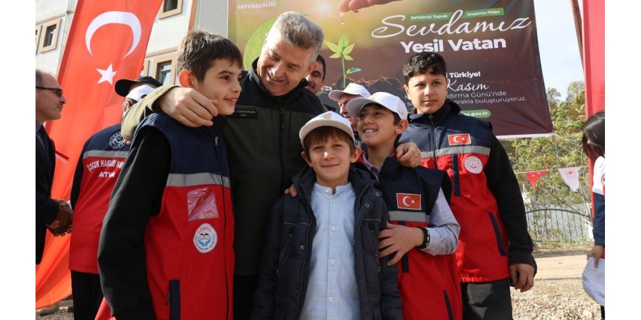 Artvin'de Vali'den TOGG Jest: Öğrenciler Elektrikli Mutluluk Yaşadı