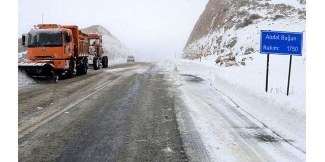 Sivas-Malatya Yolunda Kar ve Tipi Ulaşımı Aksattı, Sadece Zincirli Araçlara İzin Var