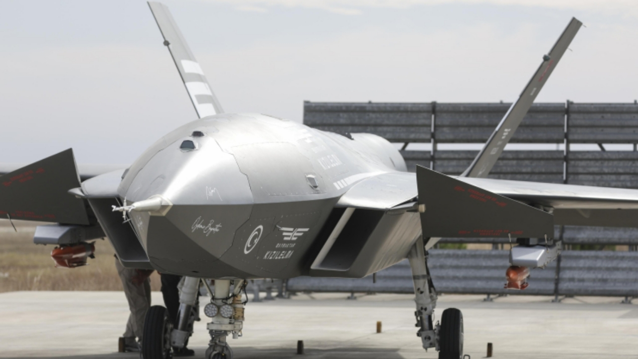 KIZILELMA insansız savaş uçağı simülasyonunda F16 hedefini vurdu